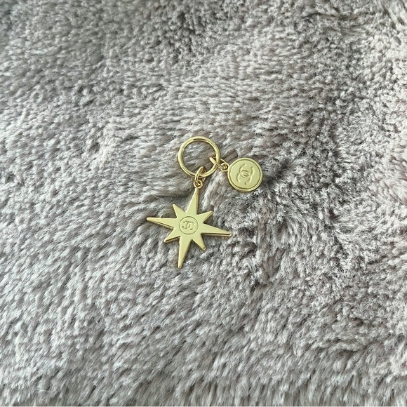 Chanel beauty 2023 Christmas limited charm - Picture 2 of 3